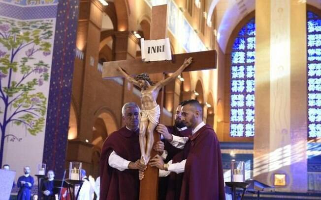 Fiéis celebrando as 7 palavras de cristo na cruz