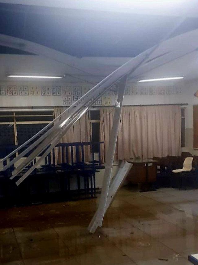Chuva inunda salas e escola Antonio Gomes transfere urnas da eleição em Marília