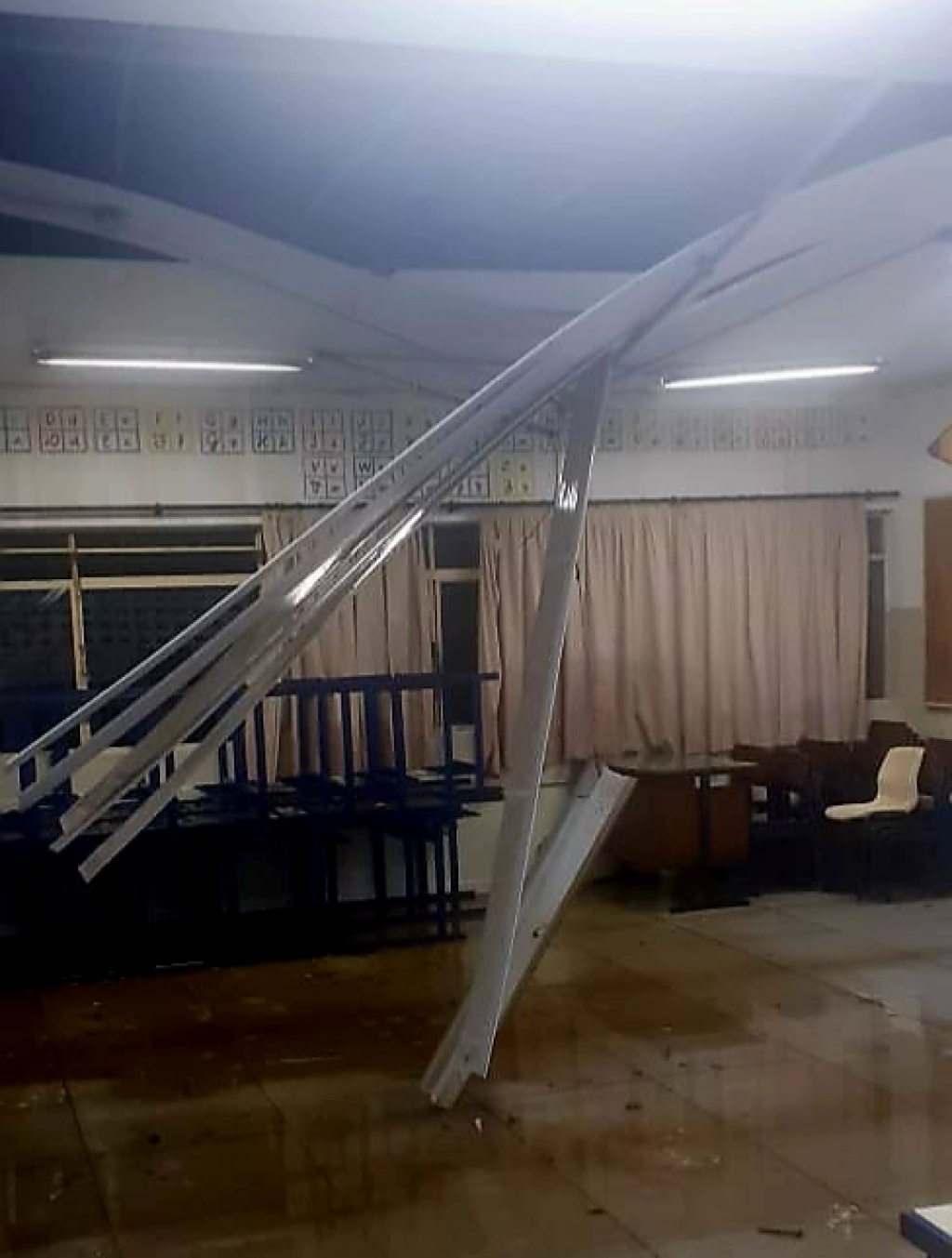 Chuva inunda salas e escola Antonio Gomes transfere urnas da eleição em Marília