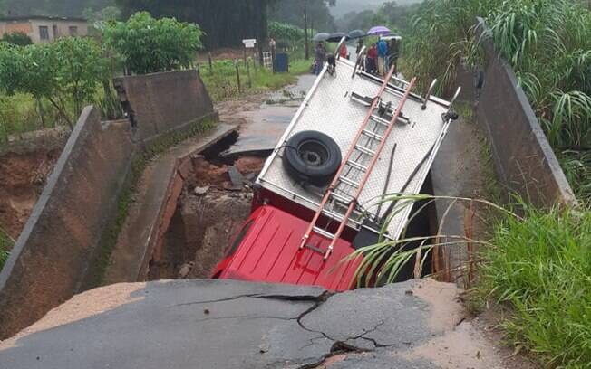 Ponte cede e viatura dos Bombeiros fica presa em buraco