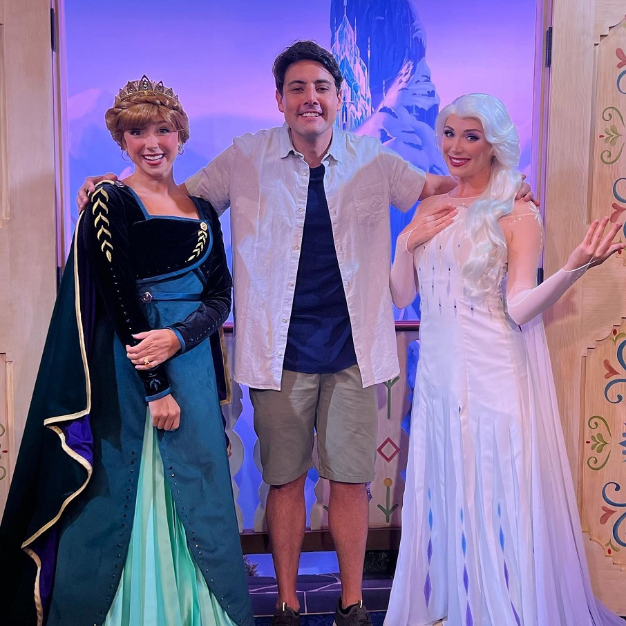 Bruno de Luca com personagens da Disney, em Orlando (EUA). Foto: Reprodução/Instagram 26.06.2023