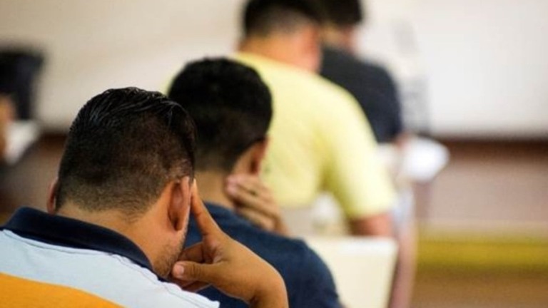 DA REDAÇÃO Ensino médio: Programa dará R$ 2 mil por ano a alunos de baixa renda