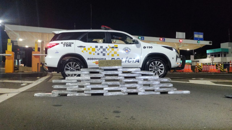 Rota Caipira - Polícia rodoviária apreende 26kg de maconha em Santa Cruz