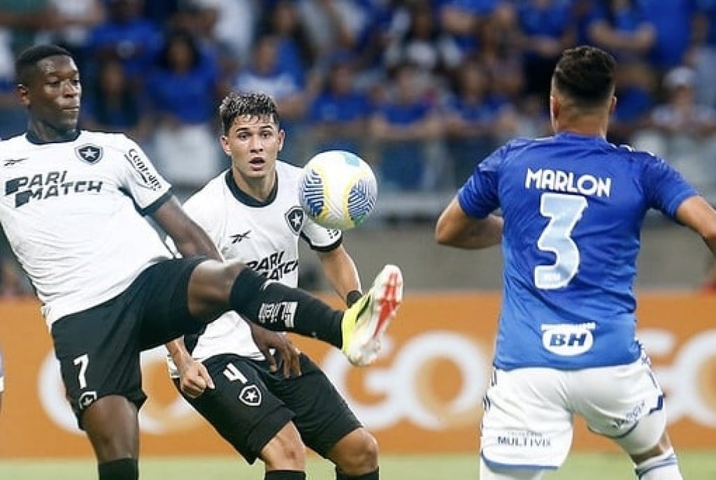 Cruzeiro vence o Botafogo nos acréscimo no Brasileirão