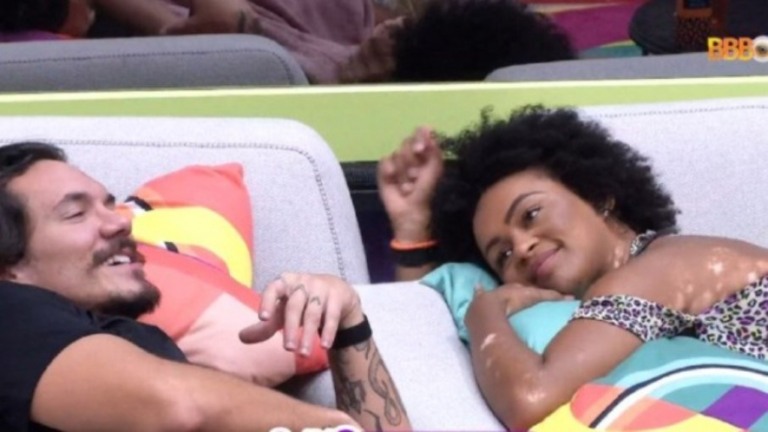 Natália fica preocupada após sexo: "Você vai sair como garanhão" Natália fica preocupada após sexo: "Você vai sair como garanhão"