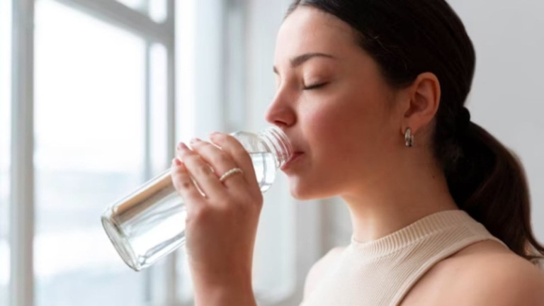 FreePik Alerta para a hidratação do corpo nos próximos dias de calor extremo FreePik Alerta para a hidratação do corpo nos próximos dias de calor extremo