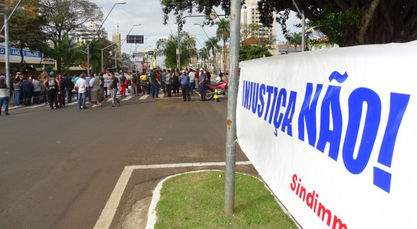 Servidores em greve terão descontos em julho, diz prefeitura