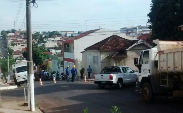 Sem água e sem limpeza, cidade tem calor e caos; economize