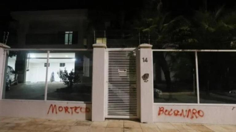 Casa de ex-mulher do presidente é pichada no DF: 'Morte a Bolsonaro'