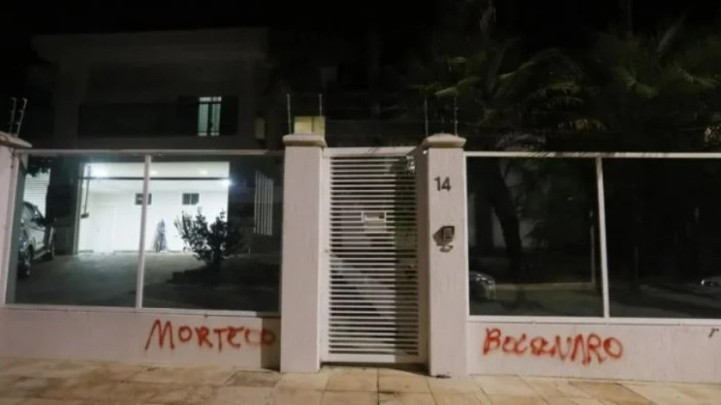 Casa de ex-mulher do presidente é pichada no DF: 'Morte a Bolsonaro'