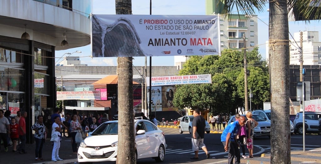 Saúde flagra venda de produto com amianto e multa loja em Marília