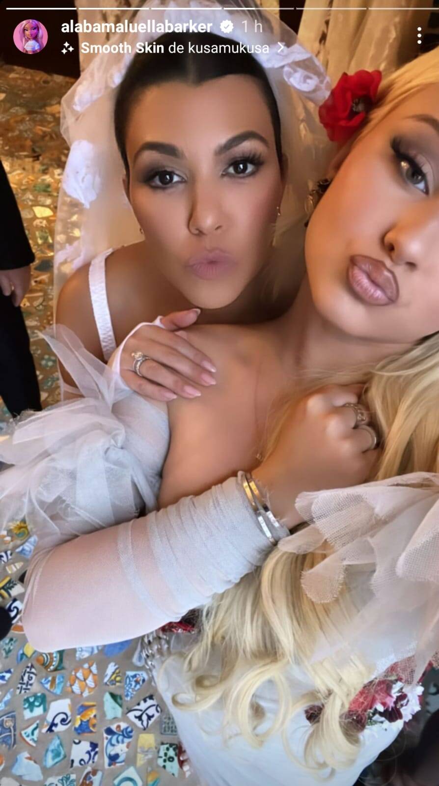 Kourtney Kardashian ao lado de Alabama Luella Barker, filha de Travis Barker. Foto: Instagram/Reprodução - 22.05.2022