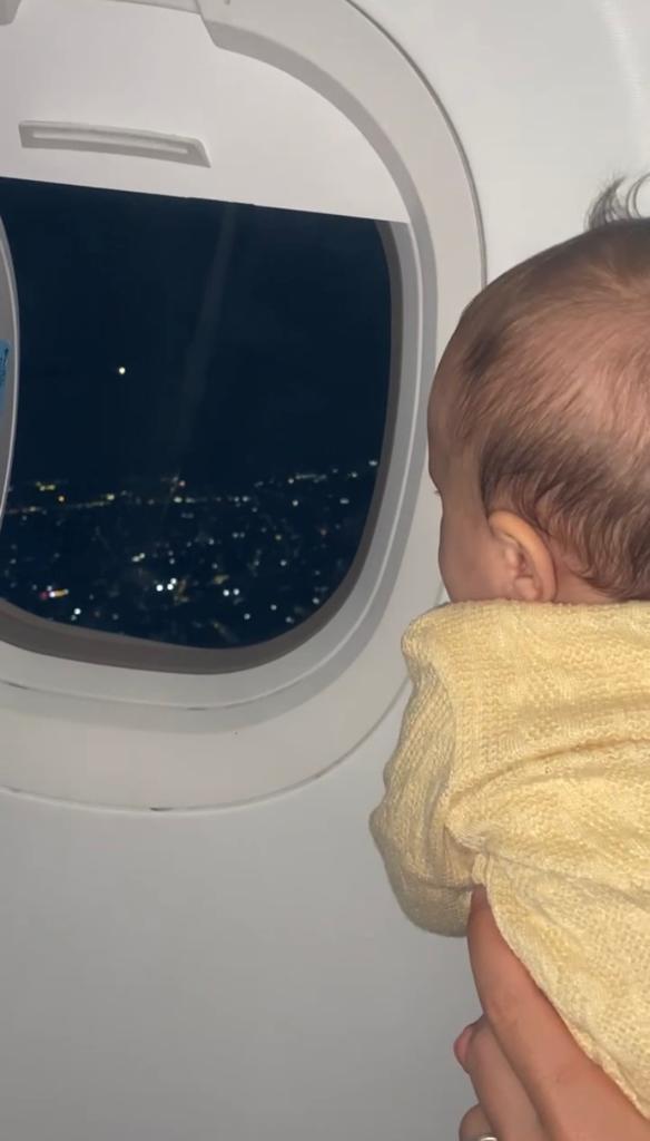 A pequena Sol admirando a vista do voo de São Paulo para Belo Horizonte. Foto: Arquivo pessoal