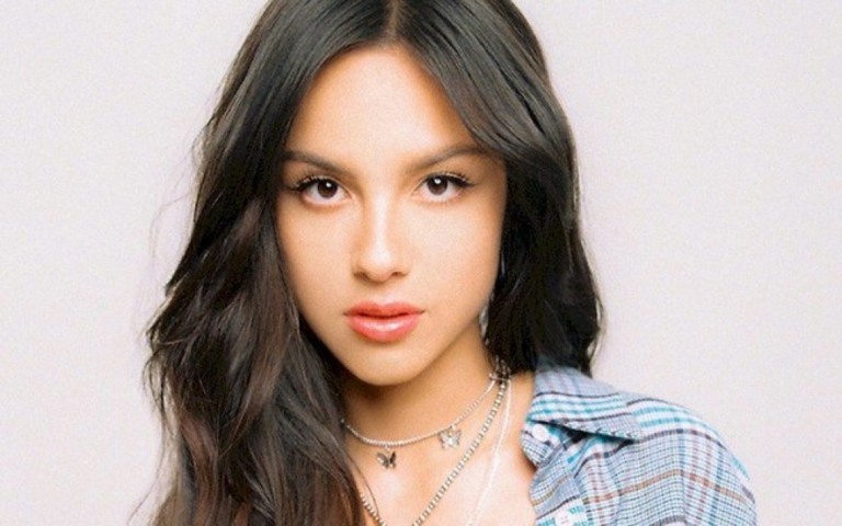 Olivia Rodrigo fala sobre prêmio de mulher do ano e comparações
