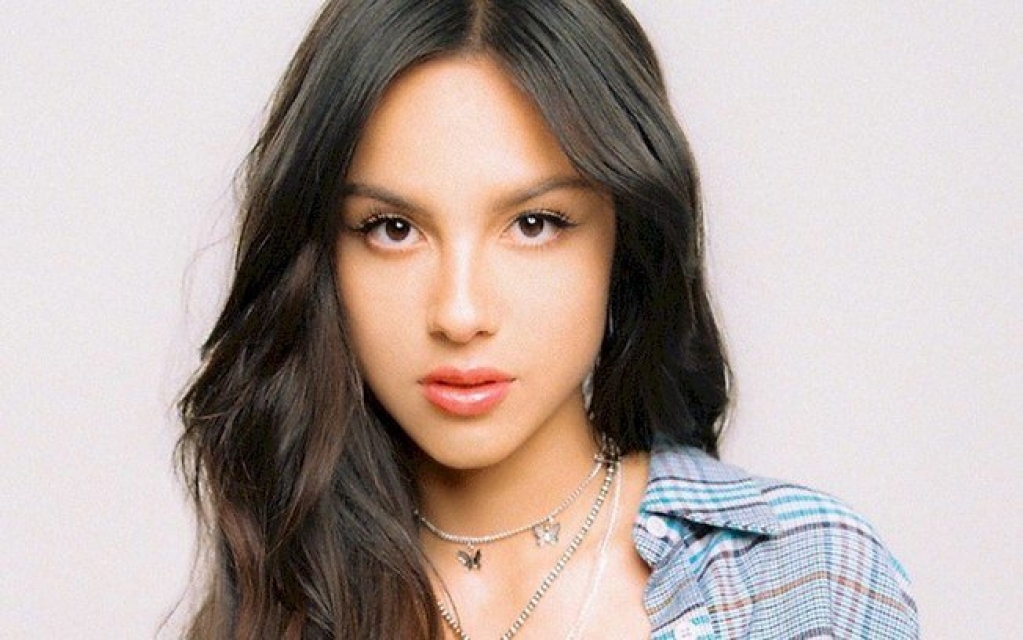 Olivia Rodrigo fala sobre prêmio de mulher do ano e comparações