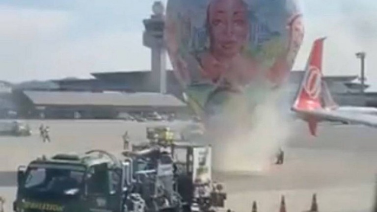 Balão cai sobre cauda de avião no Aeroporto de Guarulhos; veja vídeo