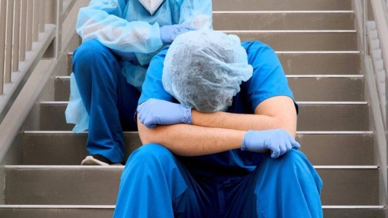 80% dos enfermeiros mortos por Covid no Brasil tinham menos de 60 anos
