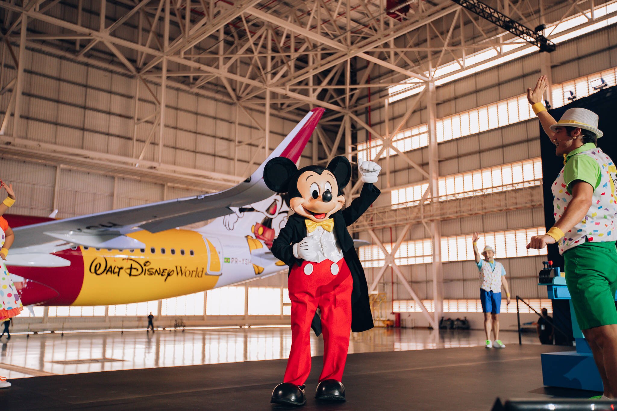 Fotos do avião do Mickey Mouse, que vai sobrevoar o Brasil. Foto: Divulgação/Azul Linhas Aéreas e Walt Disney World