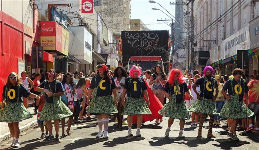 Bagunça do Circo une gerações em desfile no centro