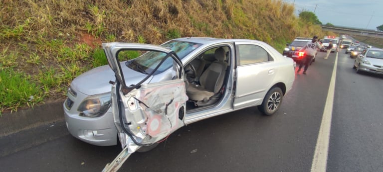 Homem protesta na BR-153 após separação, tem carro atingido e surta