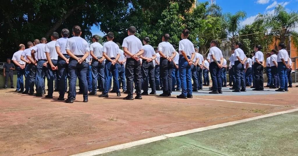 PM recebe novos policiais e mostra treinamento em Marília