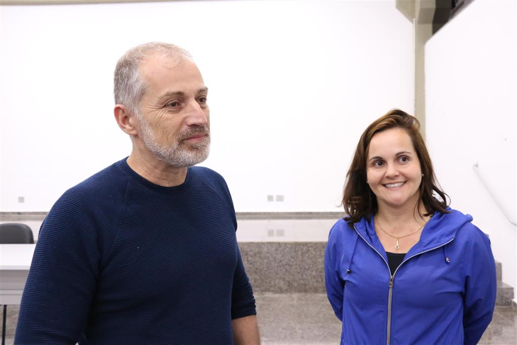 O docente da Universidade Estadual de Londrina, Prof. Dr. Helcio Gonçalves, e a coordenadora do curso de Educação Física da Unimar, Júlia Durigan.