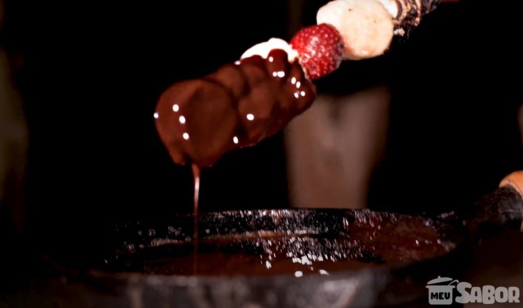 Para esquentar em uma noite de friozinho nada melhor do que fondue de chocolate!