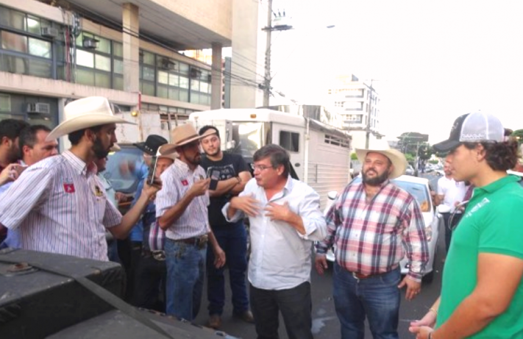 Prefeito Daniel Alonso conversa com defensores dos rodeios durante manifestação em frente à Câmara em maio