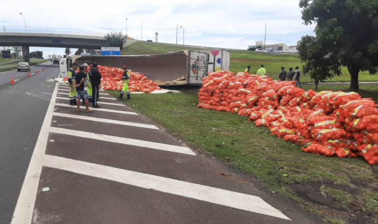 Carreta com carga de cebola tomba no trevo do Campus Universitário
