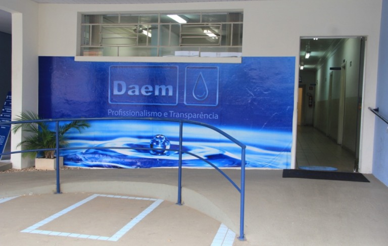 Moradora pede indenização para Daem após danos com esgoto em obras