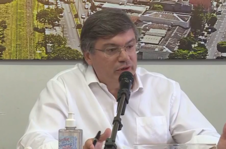 Daniel anuncia reabertura gradual do comércio; 55 suspeitas e criança internada