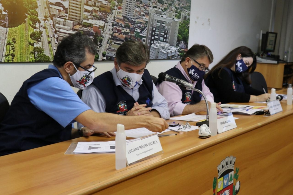 Daniel Alonso e equipe da Saúde durante coletiva nesta quinta – Divulgação