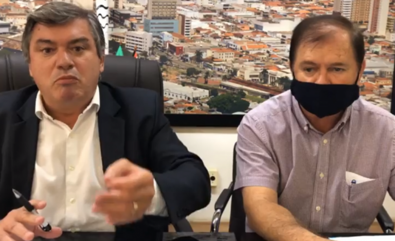 Prefeito Daniel Alonso e o secretário da Fazenda, Levi Gomes, durante coletiva nesta segunda – Reprodução