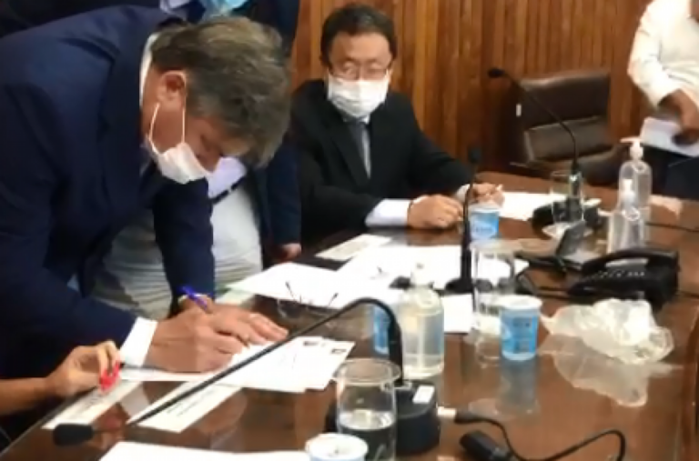 Daniel veta trechos e publica leis para abrir comércio, bares e mais; veja regras