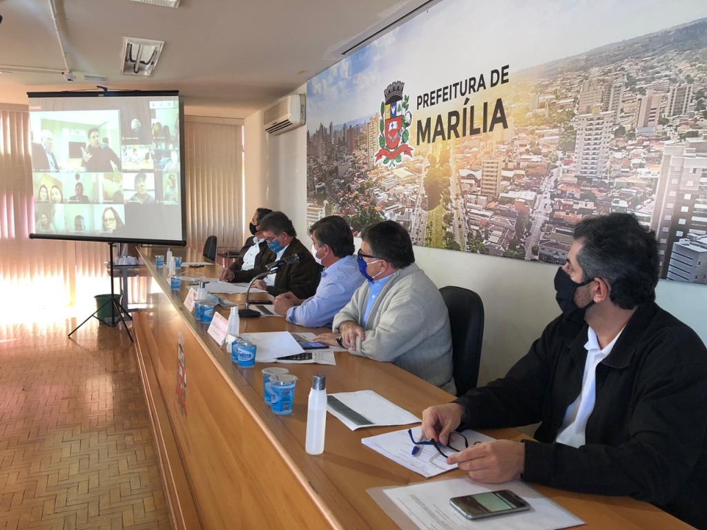 Comércio abre segunda em dois turnos; cidade protesta contra má classificação