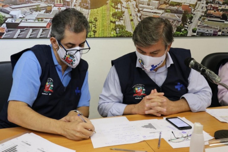 Prefeito Daniel Alonso com o supervisor de Vigilância Sanitária de Marília, Luciano Vilella