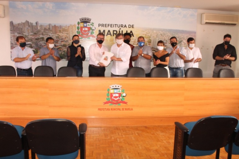 Prefeito Daniel Alonso e vereadores de Marília após cerimônia de posse