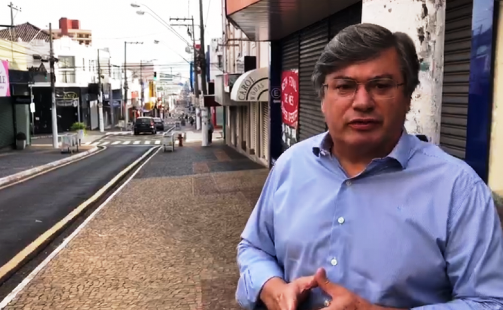 Prefeito Daniel Alonso na rua São Luiz fechada: “corta o coração”