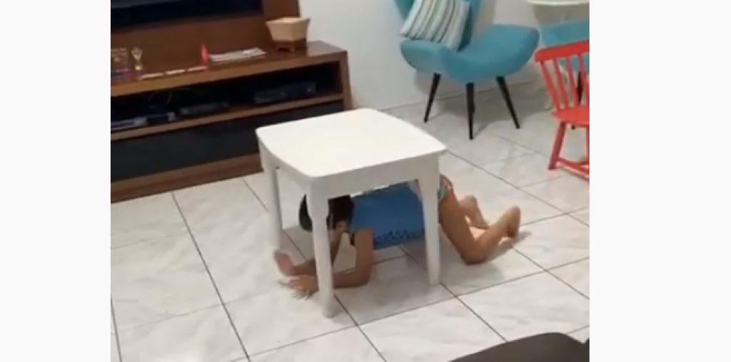 Família improvisa terapias para filho autista em Marília e vídeo emociona