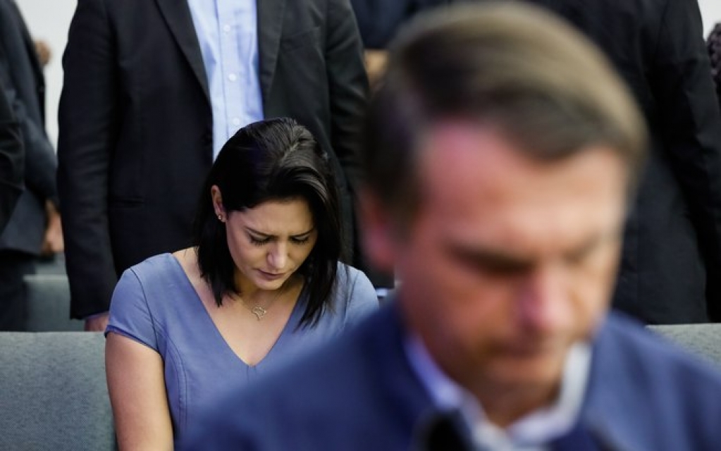 Um Irmão de Michelle Bolsonaro recebeu auxílio e o outro tem cargo no Senado