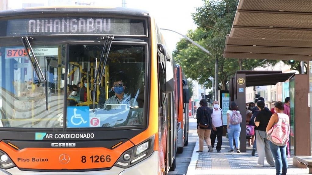 SP: Prefeitura paga R$ 677 milhões para companhia deixarem ônibus parados