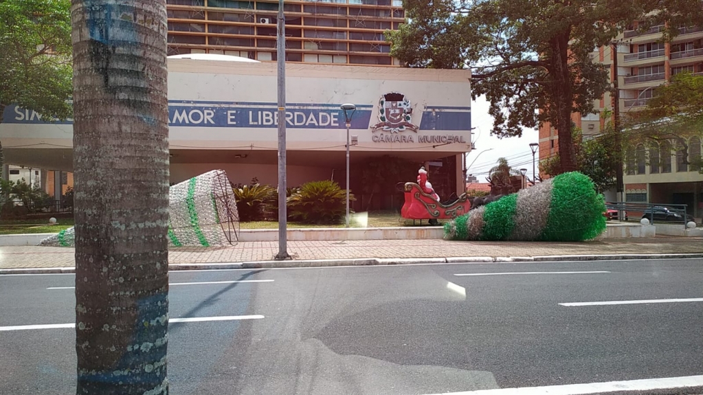 Comércio de Marília inicia horário especial na segunda; ganha decoração