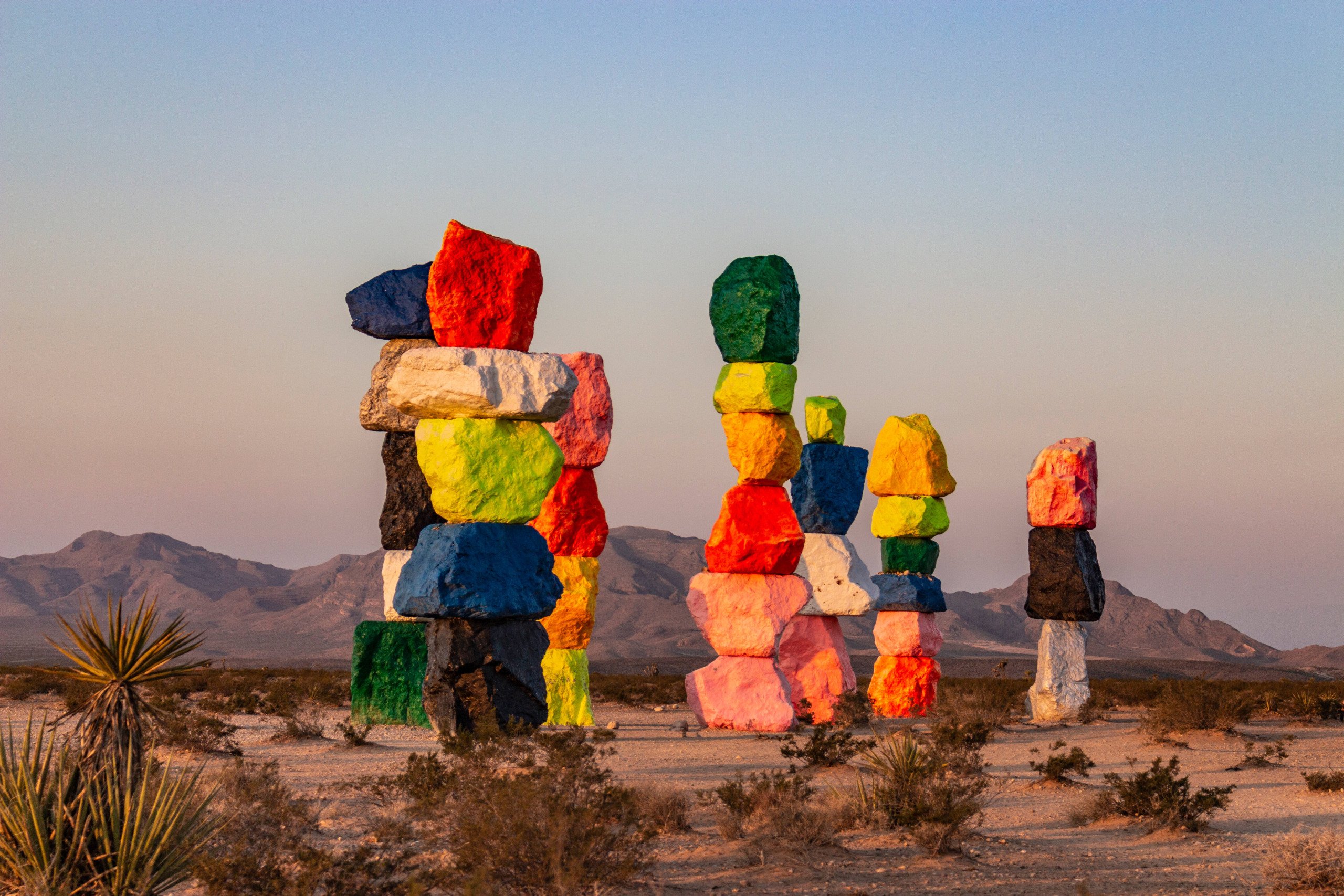 Coisas para fazer em Las Vegas de graça: as Seven Magic Mountains rendem uma bela foto para as redes sociais. Foto: shutterstock 