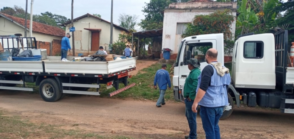 Varredura em distrito de Marília combate mosquito da dengue e recolhe entulho