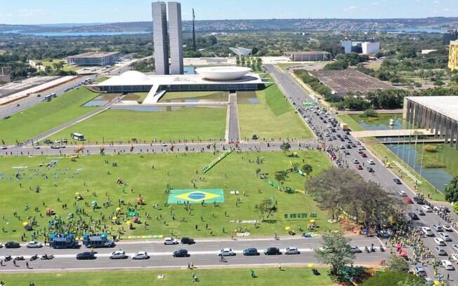 Imagem aérea de protesto onde aconteceram agressões a jornalistas