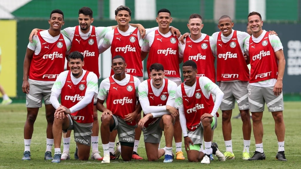 Os jogadores Vanderlan, Flaco López, Richard Ríos, Naves, Anibal Moreno, Jhonatan e Fabinho (E/D em pé) e Gustavo Gómez, Luis Guilherme, Joaquín Piquerez e Estêvão (E/D agachados) | Foto: Cesar