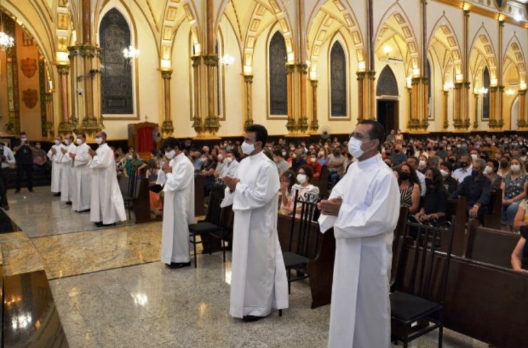 Diocese conclui ordenações e 32 diáconos casados passam a atuar em Marília e região