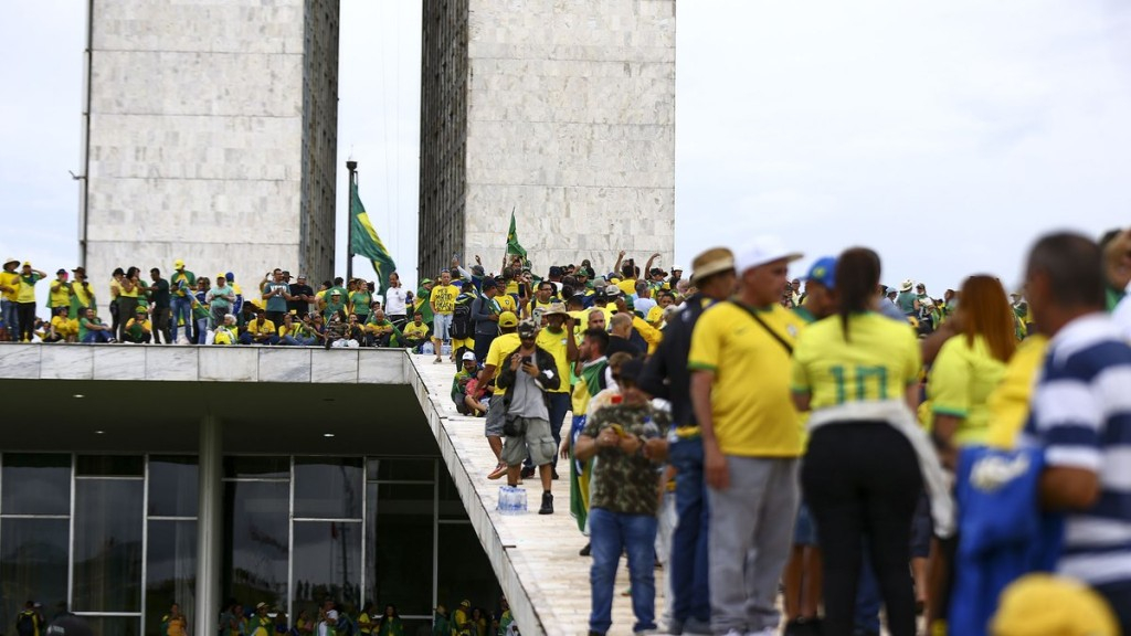 Marcelo Camargo/Agência Brasil – 08.01.2023 Bolsonaristas golpistas invadem Congresso, STF e Palácio do Planalto Marcelo Camargo/Agência Brasil – 08.01.2023 Bolsonaristas golpistas invadem Congresso, STF e Palácio do Planalto