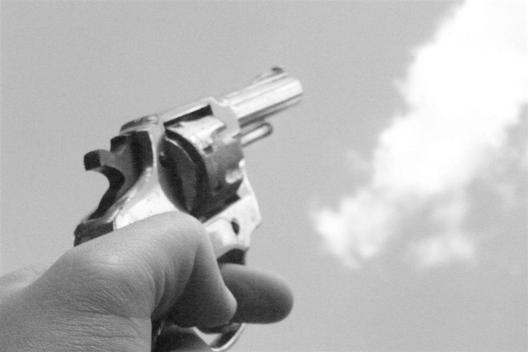 Homem é preso por agredir ex, disparar tiros e dirigir embriagado