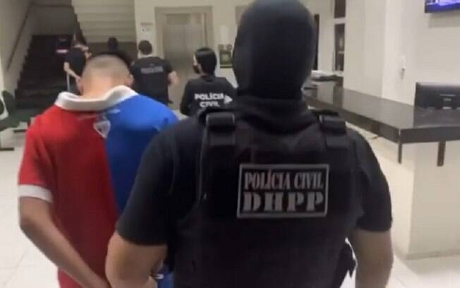 homens levados por policiais
